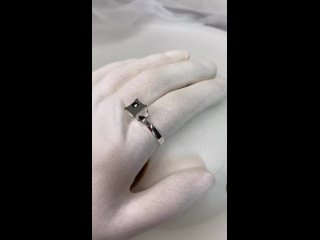 Акцентное кольцо в серебряном цвете с камнем