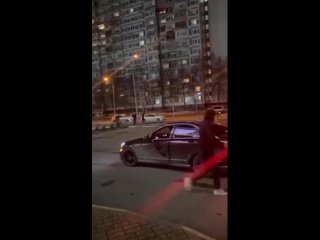 Массовая драка в МосквеВ районе Братеево неизвестные на чёрном мерседесе начали приставать к девушке, за которую вступился е