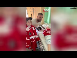 Легенды российского имирового хоккея поддержали мальчика, который пострадал вовремя теракта вК