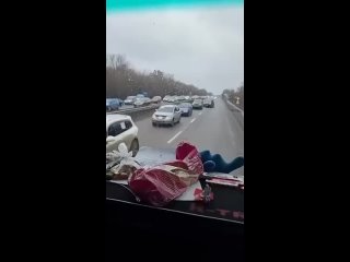 На видео люди массово покидают Харьков.