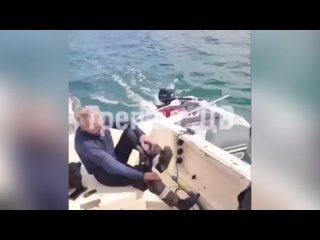 Рыбака, выпавшего из лодки, спасли в Приморье в заливе Восток.