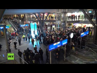 🇩🇪 Allemagne : des dizaines de personnes se sont rassemblées à la gare de Berlin pour exiger un cessez-le-feu à Gaza