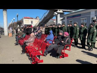 🎤 На привокзальной площади собралось немало зрителей — здесь выступают артисты агитпоезда «Сила в правде».