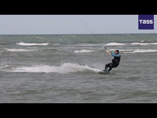 Sea of Azov sandspit in Kherson Region becomes hotspot for kitesurfing