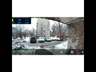 Трагическое происшествие в Новосибирске - автомобиль сбивает женщину у подъезда дома