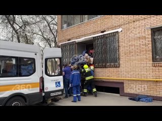 В Москве мужчину весом больше 300 килограммов вчера вытаскивали из квартиры через окно. В дверной проём он не помещался — пришло