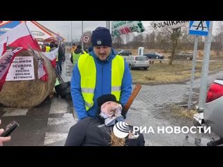 Les agriculteurs polonais protestataires ont bloqu la route  la frontire avec l'Ukraine avec du foin et brlent des incendi