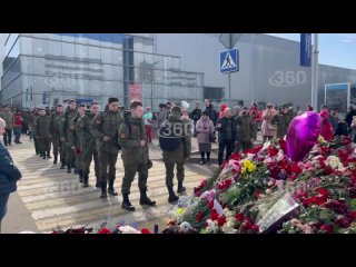 Трагедия в Крокусе тронула всех студенты военно-учебного центра при МГУ возложили цветы к мемориалу