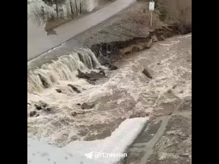 В Томске из-за разлива реки начало размывать насыпную дамбу у Коммунального моста