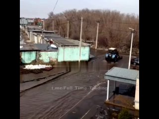 В Оренбурге трактор бессилен перед стихийным бедствием - неудачные попытки справиться с наводнением