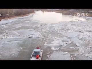 А это кадры из Курганской области — там перед пиком паводка спасатели ослабляют лед на реке Тобол, это должно снизить угрозу под