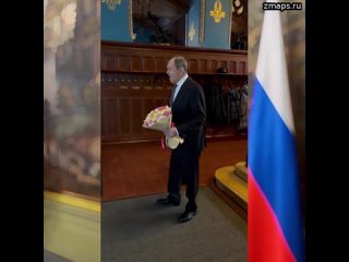 Министр иностранных дел России Сергей Лавров подарил главе МИД КНДР Цой Сон Хи букет цветов перед на