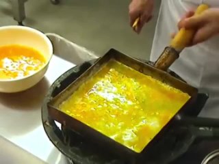 Японский повар готовит очень сложный омлет, используя большую медную  тамагояки (квадратную сковороду для яиц).