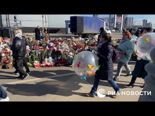 К «Крокус Сити Холлу» стекаются люди, желающие почтить память жертв теракта на девятый день