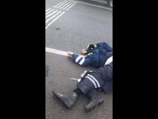 Водитель «Гелендвагена» насмерть сбил инспектора и пешехода, после чего скрылся