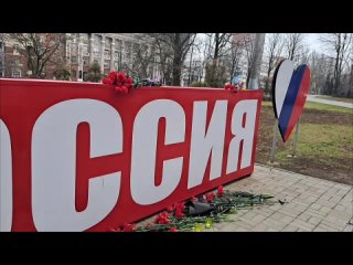 Donetsk residents bring flowers to the Russia stele as a sign of mourning for those killed in the terrorist attack in the Cr