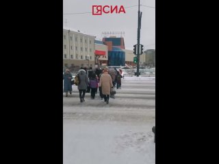 🥰 Позитивный видеофакт: группа детей идёт по проспекту Ленина в районе площади Орджоникидзе Якутска и весело машет ручками