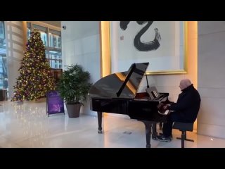 «Что-то о пианино в пустом вестибюле» Сэр Энтони Хопкинс играет на пианино (22 декабря 2023 г.)