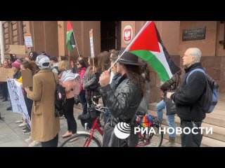 Антиизраильская акция протеста прошла у здания МИД Польши, передает корреспондент РИА Новости