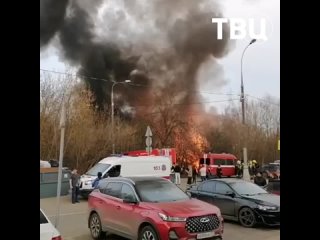 🔥Сильный пожар в Южном Бутове

В частном секторе в 1-ом Богучарском переулке полыхает частный дом и гараж.