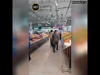 Голую девушку, которая молилась на консервированные ананасы в московском супермаркете, отправили в п