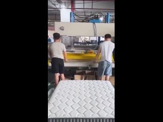 Процесс упаковки матрасов