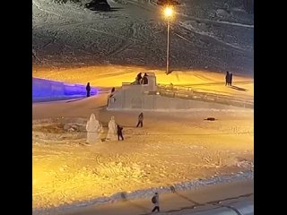 Дети из Сургута снесли ледяную фигуру возле ТЦ