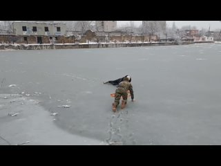 полицейские спасли провалившихся под лёд девочек