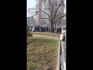 Колонну мигрантов под конвоем возле московского метро сняли на видео