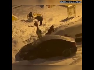 В Питере дети устроили себе горку на крыше автомобиля — родители заплатили компенсацию на 400 тыс. р