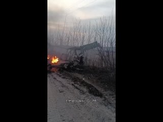 🔥🇺🇦Догорающий бандеромобиль боевиков ВСУ в результате прямого попадания FPV-дрона ВС РФ с применением боевой части от выстрела Р