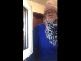 Малолетний нацист на Украине издевается над 70-летней женщиной из-за того, что она не знает украинскую мойву