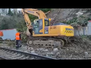 Движение поездов на участке Сочи-Дагомыс нарушено из-за обрушения на железнодорожный путь и контактн