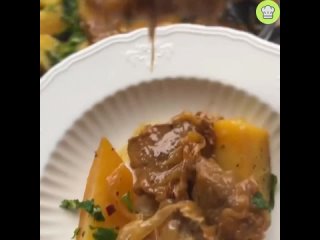 Пропаренный картофель с мясом и луком
