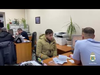 Сургутские силовики устроили облаву на мигрантов в одном из общежитий. Задержаны около 50 человек.