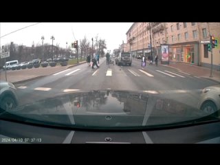 Иномарка сбила двоих пешеходов на Московском проспекте