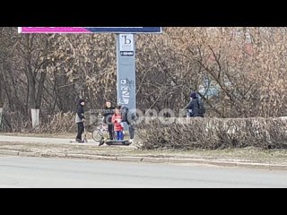 В Новочебоксарске женщина с девочкой ехали на одном самокате и упали