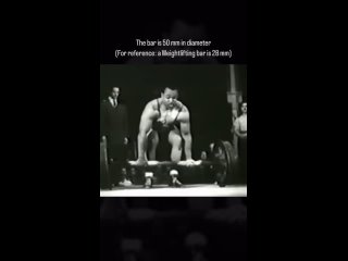 Американский тяжелоатлет-Джон Девис толкает аксель весом 166 кг в далеком 1949 году.