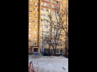 ⚡️ Появилось видео момента падения мужчины с 5 этажа на Чапаева.