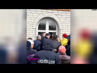 В Хмельницкой области полиция вместе с чиновниками и сторонниками ПЦУ вновь отбирает храм УПЦ у прих