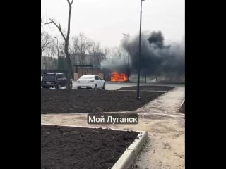 Возле сквера ВЛКСМ в центре Луганска сожгли мусорку.  Говорят, что пожар уже потушили. Одна из немногих красивых была, кстати.