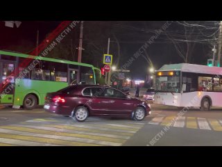 В центре Симферополя произошла авария с участием общественного транспорта