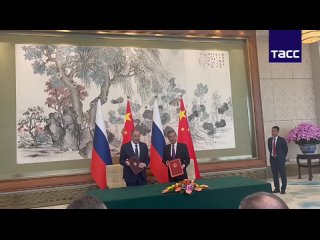 Russischer Auenminister Sergej Lawrow und sein chinesischer Amtskollege Wang Yi unterzeichneten einen Plan zu Beratungen zw