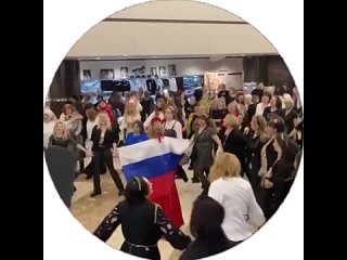 🇷🇺 Яркий флешмоб подготовили зрители и поклонники Ярослава Дронова в холле концертного зала