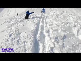 «Работаем, биперы на поиск!»  Видео схода лавины в Хакасии, которая накрыла нескольких сноубордистов.   Экстремалы катались в Пр