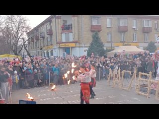 Атмосфера на празднике. Готовится к выходу коллектив “Ом Рам“.Огненное шоу началось. Скоро попрощаемся с Масленицей