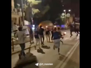 В Иерусалиме протестующие с факелами в руках пытаются прорваться к резиденции Нетаньяху. Их жёстко разгоняет полиция