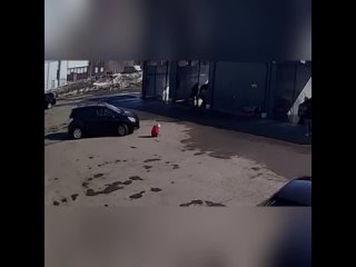 В Чувашии автоледи сбила девочку, которая рисовала на асфальте возле автомоики...