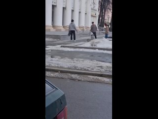 Воронежцы недовольны местными скейтерами, которые катаются на плитах театра оперы и балетаОчень обидно смотреть, как молодые