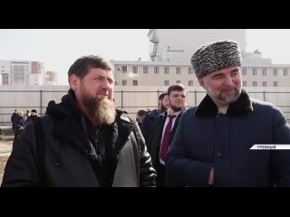 Глава Чеченской Республики Рамзан Кадыров в ходе инспекции строительной площадки в центральной части Грозного, где в настоя